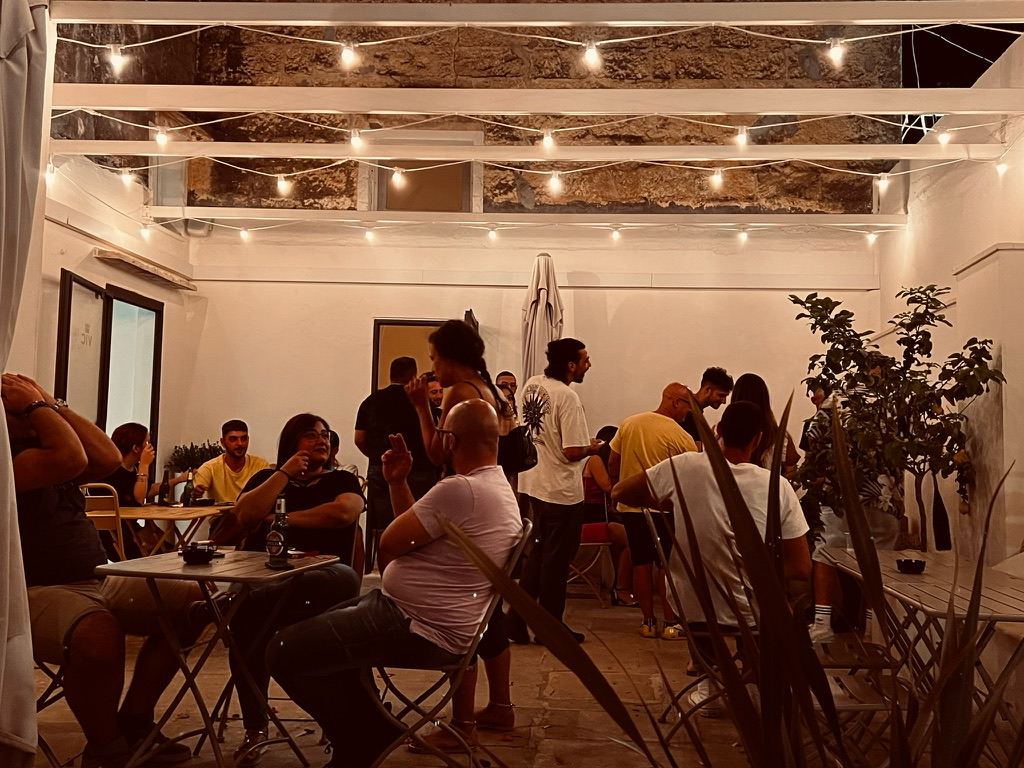 Il cortile del VIC Bistrot a Spongano